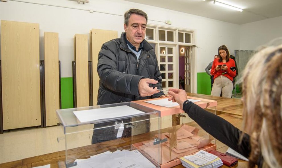 El cabeza de lista del PNV al Congreso por Bizkaia, Aitor Esteban, vota este domingo en un colegio electoral de la localidad vizcaína de Zeberio. EFE/ Javier Zorrilla