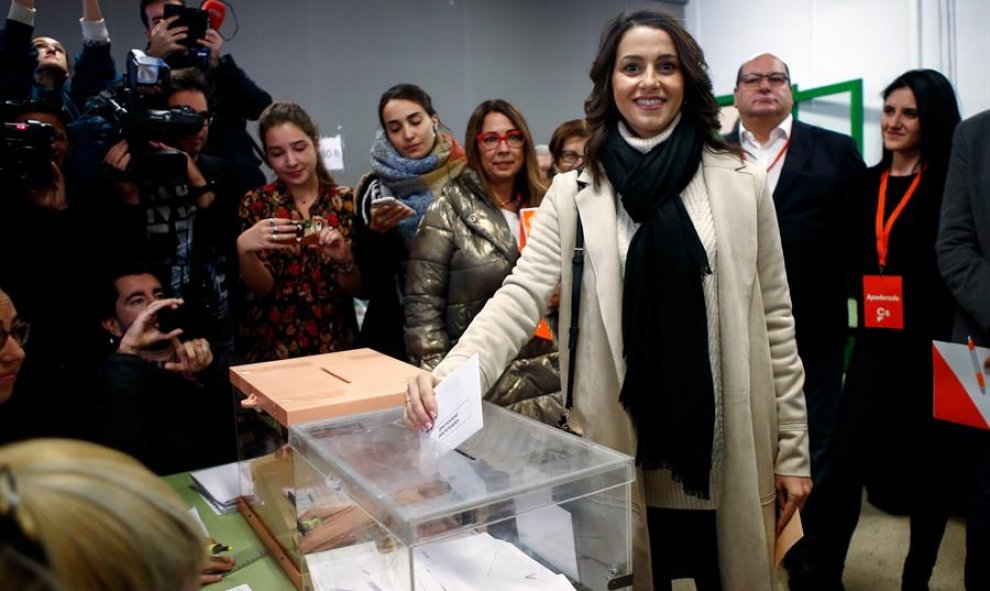 La cabeza de lista de Ciudadanos al Congreso por Barcelona, Inés Arrimadas, ejerce su derecho a voto en la Escuela Ausiàs March del barrio de Les Corts de Barcelona.EFE/ Quique García