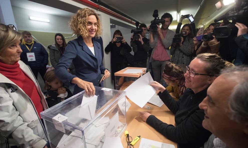 La cabeza de lista del PSC por Barcelona, Meritxell Batet, vota en un colegio de Barcelona en las elecciones generales. EFE/Marta Pérez