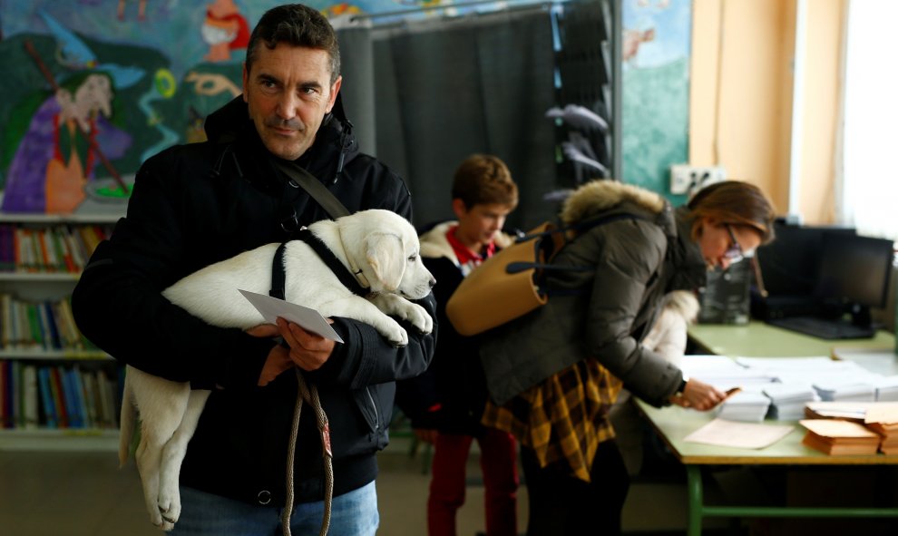 Un elector asiste a la cita electoral con su perro. / Reuters