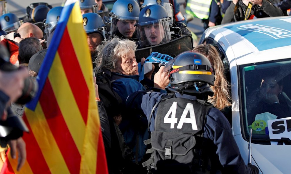 11/11/2019.- Gendarmes franceses tratan de desbloquear el corte. Tienen orden de cargar contra los manifestantes. / EFE - ALEJANDRO GARCÍA