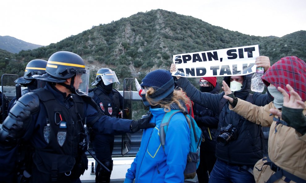 12.11.2019- Miembros del grupo de protesta catalán Tsunami demócrata se enfrentan con agentes de policía franceses en la autopista AP-7 en el lado francés de la frontera franco-española. REUTERS / Rafael Marchante