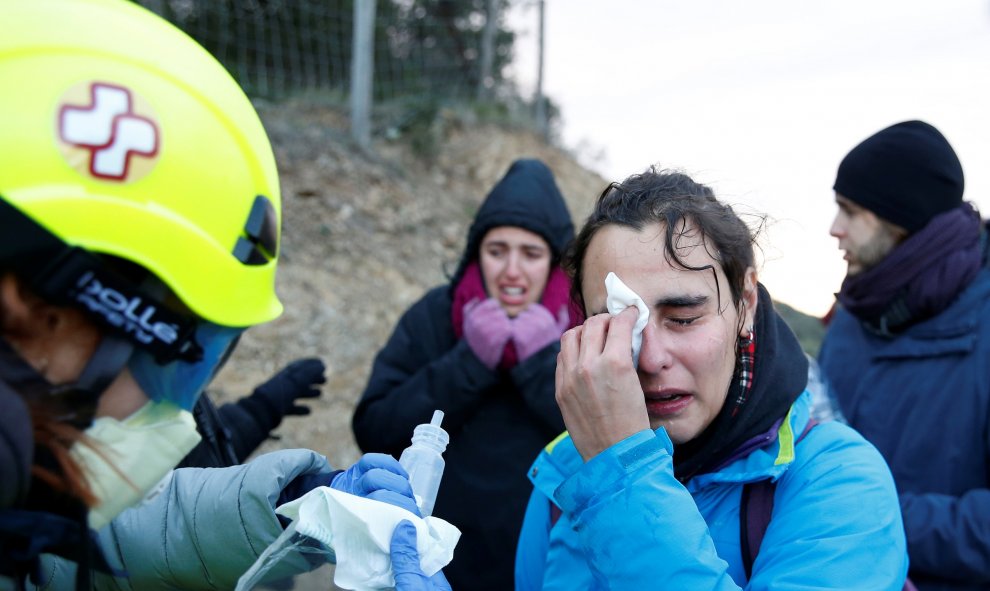 12-11-2019- Una mujer recibe atención médica en la frontera de la AP-7. REUTERS / Rafael Marchante