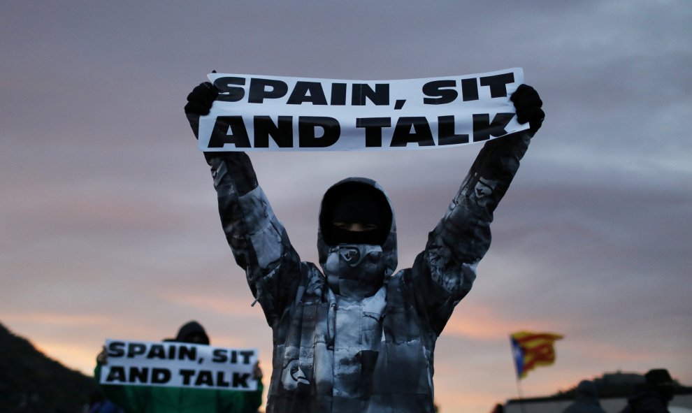 12.11.2019- Los manifestantes sostienen pancartas en la autopista AP-7 en el lado francés de la frontera hispano-francesa. REUTERS / Rafael Marchante
