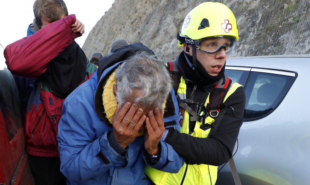 12.11.19. Personas reciben atención médica cuando los miembros se enfrentan con oficiales de la policía francesa en la autopista AP-7 en el lado francés de la frontera franco-española. REUTERS / Rafael Marchante