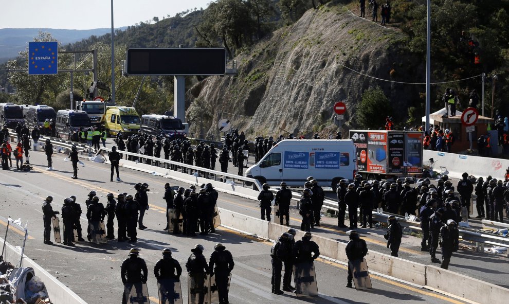 12.11.2019- Los oficiales de policía hacen guardia mientras los miembros del grupo de protesta catalán Tsunami Democrático se reúnen en la autopista AP-7 en el lado francés de la frontera franco-española. REUTERS / Rafael Marchante
