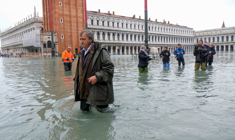 El alcalde de Venecia, Luigi Brugnaro, camina por la inundada Plaza de San Marcos. REUTERS/Manuel Silvestri