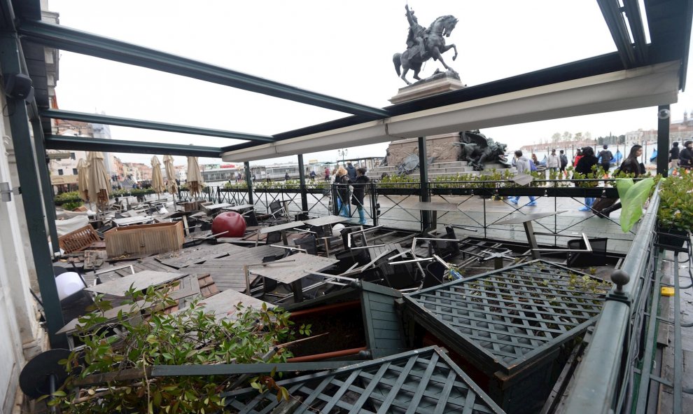 13/11/2019.- Vista de los daños en el Florian cafe en la Plaza San Marcos. EFE/ANDREA MEROLA