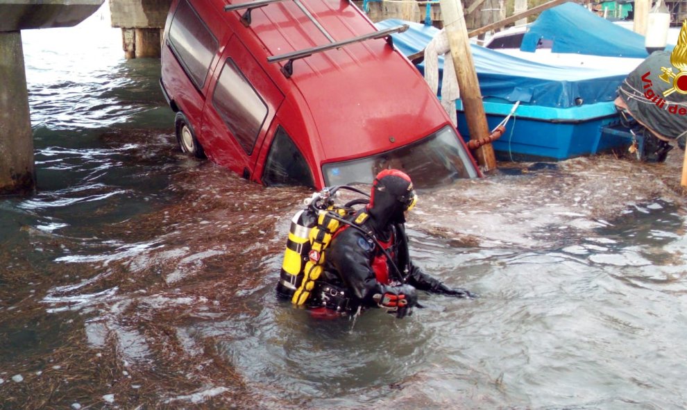 13/11/2019.- Un bombero con equipo de submarinismo a través del agua frente a un automóvil sumergio en Venecia. REUTERS / Vigili del Fuoco