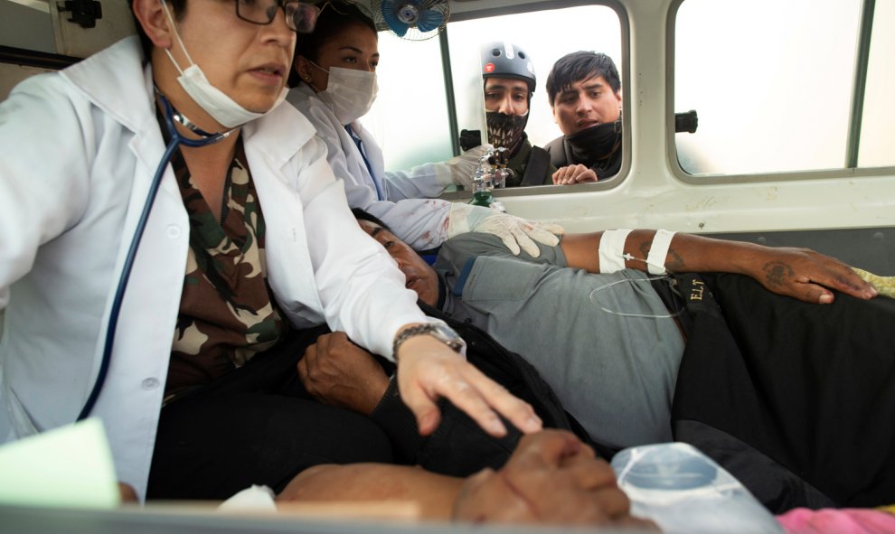 Manifestantes heridos, dentro de una ambulancia en la localidad de Sacaba, a las afueras de Cochabamba, Bolivia, el pasado viernes. Una convocatoria de cocaleros contra el golpe de Estado contre el expresidente Evo Morales acabó con al menos siete muertos
