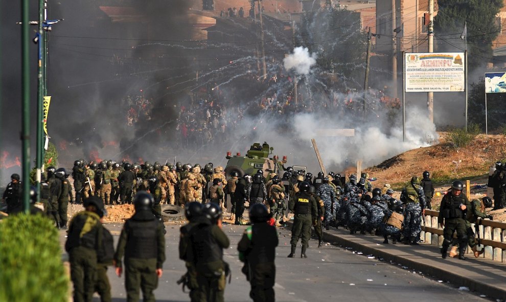 Militares y policías bolivianos se enfrentan a cientos de manifestantes, entre ellos cocaleros del Chapare, seguidores del expresidente Evo Morales. Al menos siete personas murieron, al parecer manifestantes de grupos cocaleros, y decenas resultaron herid