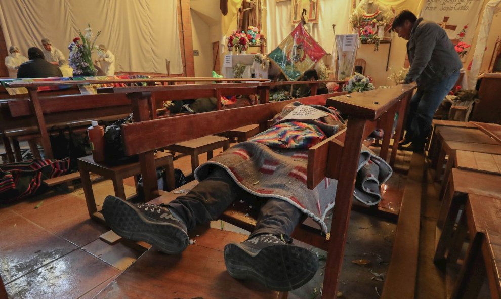 Velatorio de algunas de las víctimas mortales de los disturbios en la refinería de gas de Senkata, en El Alto,el miércoles, en el templo San Francisco de Asís.- EFE/ Martín Alipaz