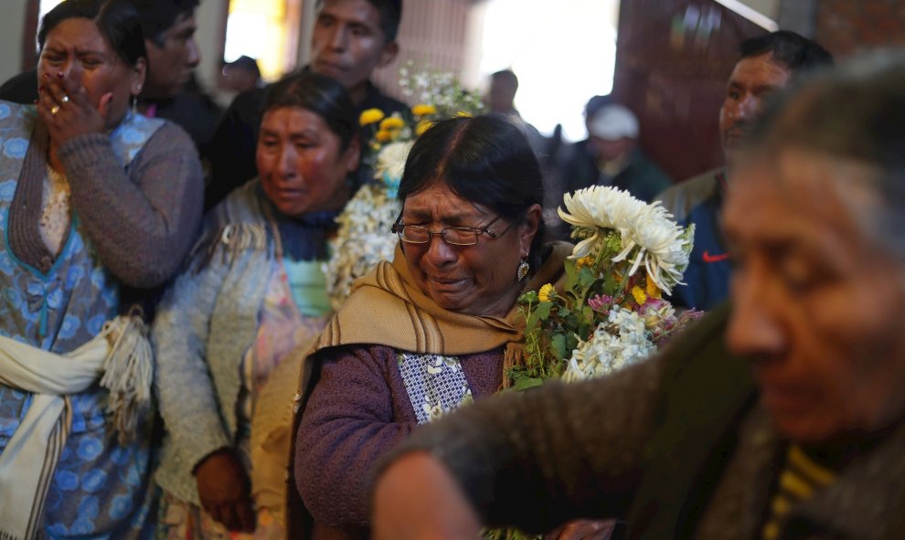 Familiares de los fallecidos durante los disturbios en la ciudad boliviana El Alto asisten al velorio de las víctimas en la parroquia San Francisco de Asis, en la ciudad de El Alto, (Bolivia). Los sucesos se produjeron el martes cuando un escuadrón confor