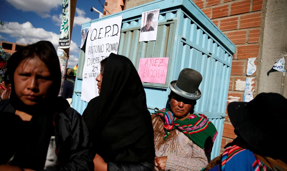 Familiares de uno de los muertos por disparos de las fuerzas de seguridad contra los manifestantes contrarios al Gobierno interino de Bolivia en los alrededores de la planta gasística de Senkata, en El Alto, que se han saldado con al menos ocho muertos.-R