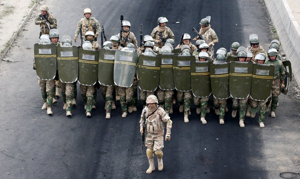 Miembros de las fuerzas de seguridad hacen guardia durante una la protesta de defensores del MAS y el expresidente de bolivia Evo Morales en Senkata, El Alto, el pasado miércoles.- REUTERS / David Mercado