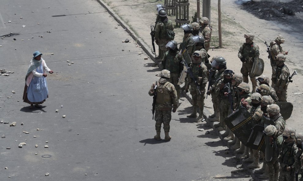 Policías y militares dispersan a manifestantes que protestan en contra del gobierno interino en la región de Senkata a media hora de La Paz, (Bolivia). EFE/Rodrigo Sura