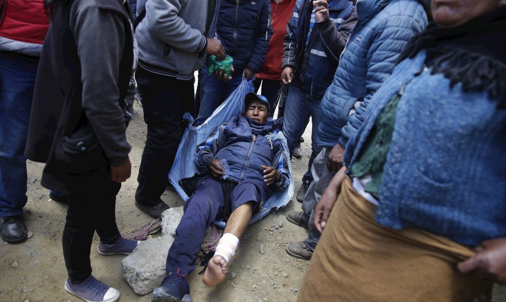 Un manifestante es ayudado durante las protestas de hoy en las afueras de La Paz, (Bolivia). Policías y militares dispersan a manifestantes que protestan en contra del gobierno interino en la región de Senkata a media hora de La Paz, (Bolivia). EFE/Rodri