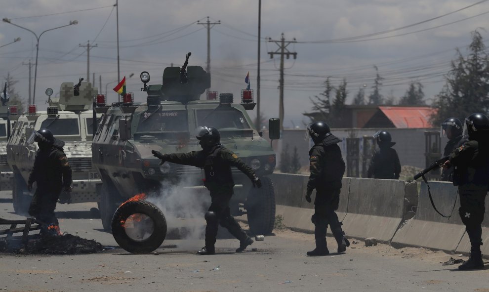 Policías y militares dispersan a manifestantes que protestan en contra del gobierno interino en la región de Senkata a media hora de La Paz, (Bolivia). EFE/Rodrigo Sura