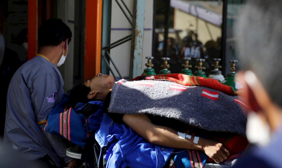 Un hombre herido durante las protestas es transportado al Hospital Holandés de la localidad de El Alto, donde seguirores del expresidente Evo Morales protestan en contra del gobierno interino en la región de Senkata a media hora de La Paz, (Bolivia). EFE/