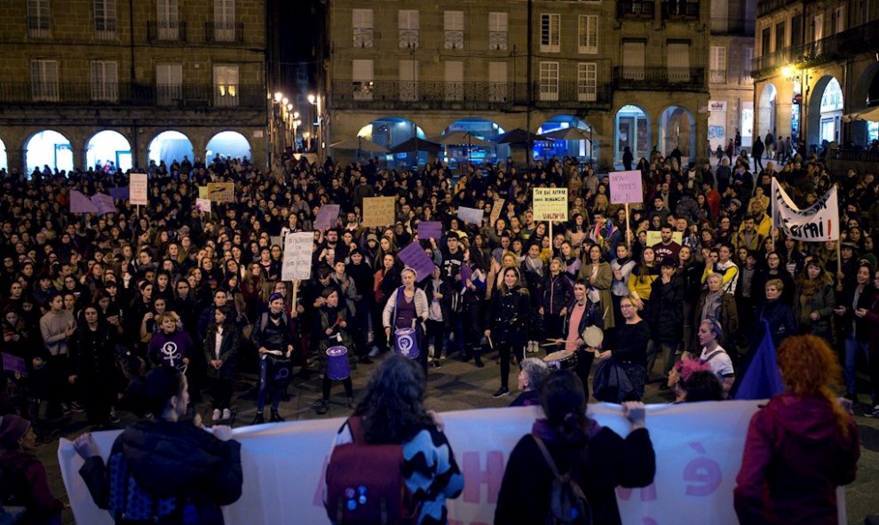 OURENSE, 25/11/2019.- Centenares de personas participan en una manifestación con motivo del Día Internacional para la Eliminación de la Violencia contra la Mujer, este lunes en Ourense. 1.028 mujeres han sido asesinadas por sus parejas o exparejas desde 2