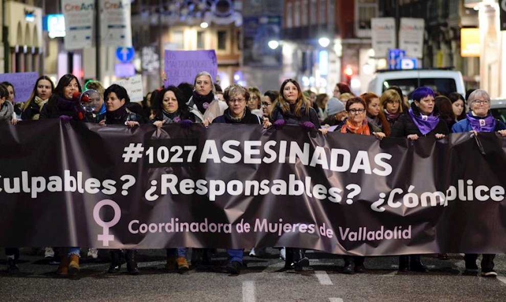 25/11/2019.- Centenares de personas participan en una manifestación con motivo del Día Internacional para la Eliminación de la Violencia contra la Mujer, este lunes en Valladolid. 1.028 mujeres han sido asesinadas por sus parejas o exparejas desde 2003, 5