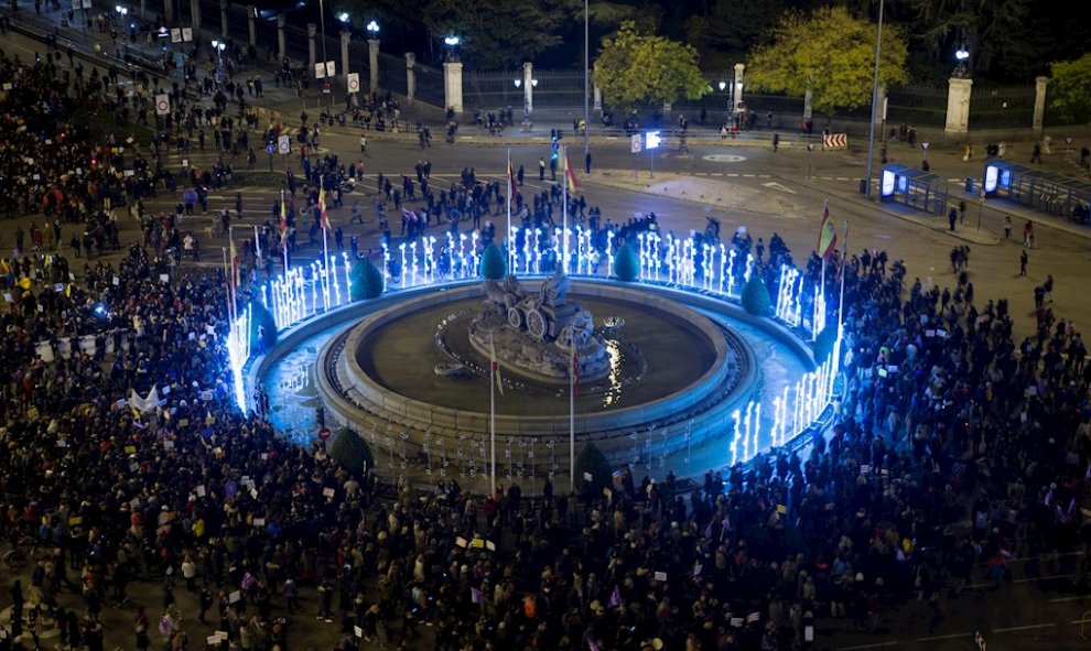 25/11/2019.- Vista general de la manifestación con motivo del Día Internacional de la Eliminación de la Violencia contra la Mujer convocada por el Foro de Madrid contra la Violencia a las Mujeres, este lunes a su paso por la Fuente de Cibeles. EFE/Luca Pi