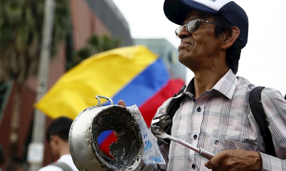 27/11/2019.- Un manifestante durante el paro nacional en Colombia. / EFE - Luis Eduardo Noriega