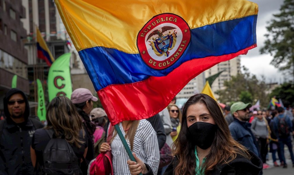 27/11/2019. Una mujer participa de una concentración este miércoles en Bogotá (Colombia), durante el séptimo día de protestas en el país. / EFE - JUAN ZARAMA PERINI