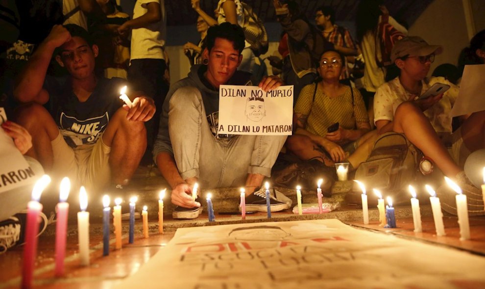 27/11/2019.- Cientos de personas mostraron su rechazo a la muerte del estudiante Dilan Cruz por un disparo de los antidisturbios. / EFE - ERNESTO GUZMÁN JR