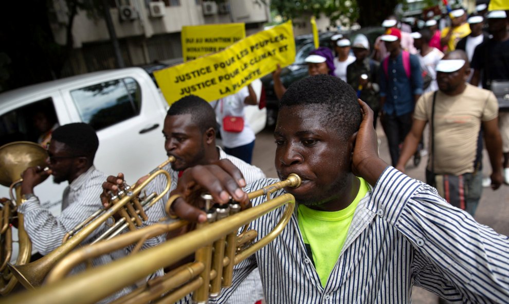 Una banda musical participa en las protestas de Kinsasa, en la República Democrática del Congo. / Reuters