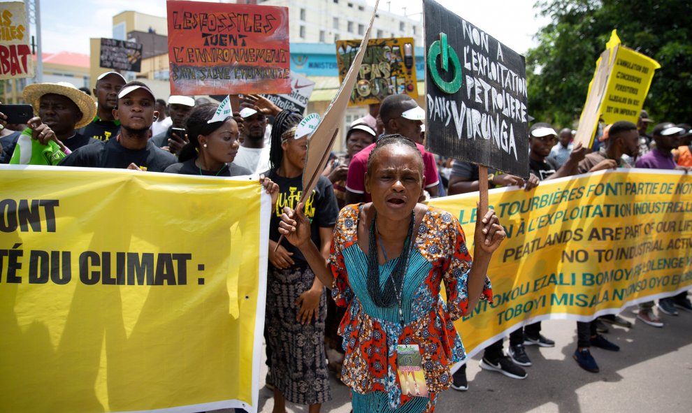 Una mujer lidera las protestas en la República Democrática del Congo. / Reuters