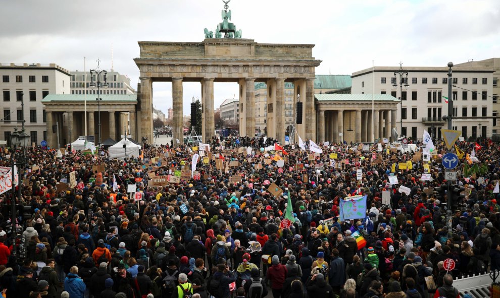 La Puerta de Brandeburgo en Berlín rodeada de manifestantes este viernes. / Reuters