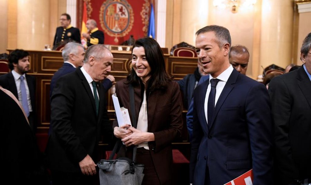 El portavoz del PSOE en el Senado, Ander Gil (d), y la candidata socialista a presidir la cámara alta Pilar Llop (c), a su llegada al hemiciclo del Senado este martes, cuando comienza la XIV Legislatura con la constitución de la Cámara.- EFE/ Víctor Leren