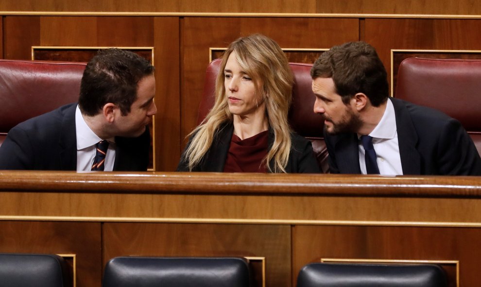 El líder del Partido Popular, Pablo Casado (d) conversa con la portavoz de su partido en el Congreso , Cayetana Álvarez de Toledo (c) y el secretario general del PP, Teodoro García Egea (i) en el hemiciclo del Congreso, donde este jueves comienzan su anda