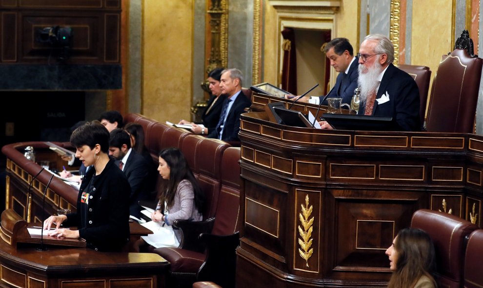 La secretaria de la mesa, Marta Rosique, diputada de ERC, la diputada más joven del hemiciclo, junto al presidente de la Mesa de Edad, Agustín Javier Zamarrón (d), al inicio de la sesión constitutiva de la Cámara Baja. EFE/Ballesteros