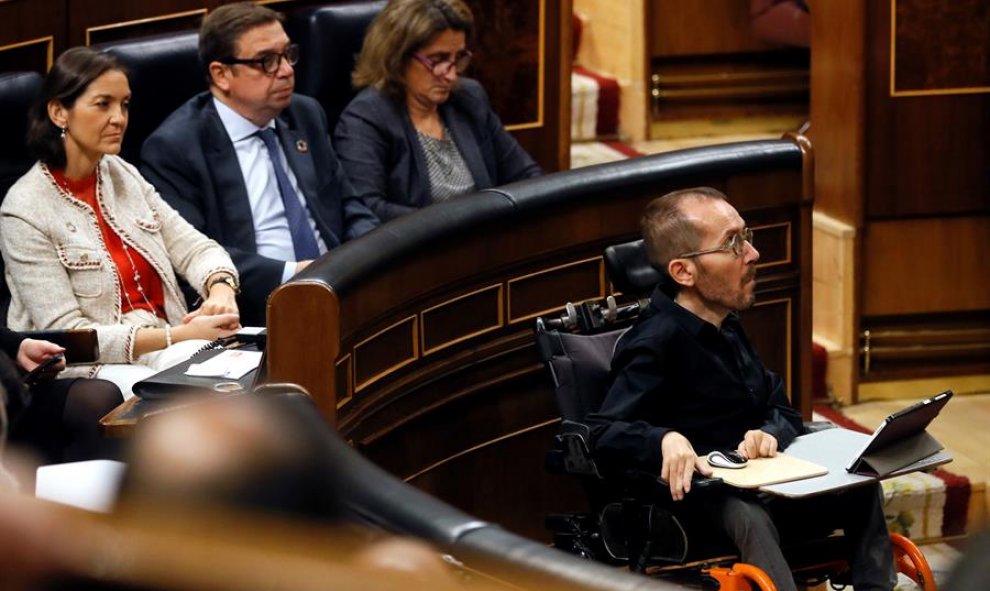 Pablo Echenique, secretario de Acción de Gobierno de UP, en el hemiciclo del Congreso, donde este jueves comienza su andadura la XIV legislatura con la investidura sin resolverse y con varios interrogantes aún sin respuesta, como la composición que tendr