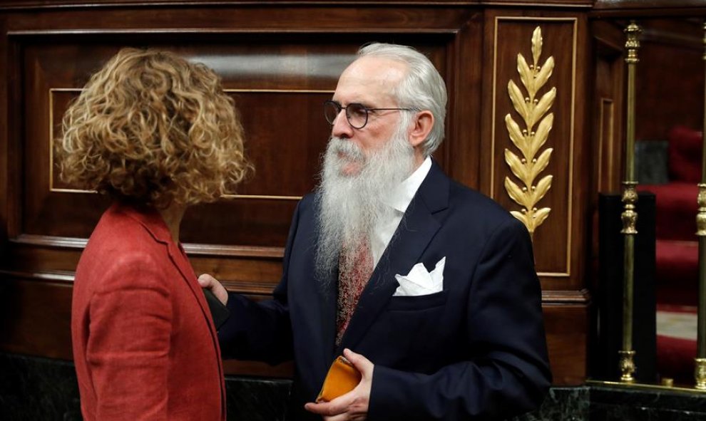 03/12/2019.- El presidente de la Mesa de Edad, Agustín Javier Zamarrón, conversa con la diputada socialista Meritxell Batet durante la sesión constitutiva de la Cámara Baja. EFE/Ballesteros