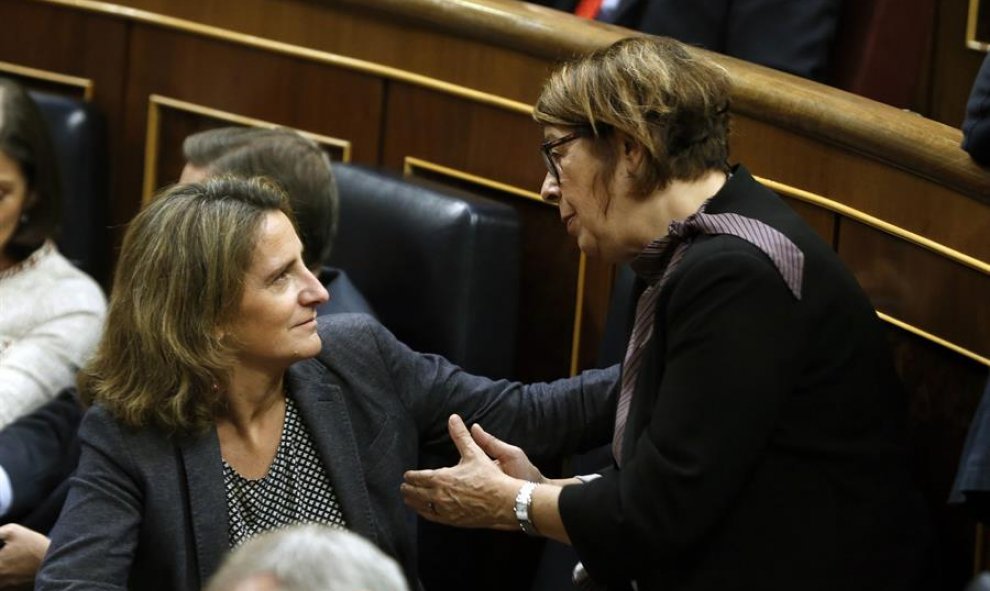 La ministra en funciones para la Transición Ecológica, Teresa Ribera (i), conversa con la diputada de Más País, Inés Sabanés, durante la sesión constitutiva del Congreso de la XIV legislatura. EFE/Emilio Naranjo