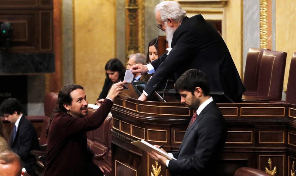 El líder de Podemos, Pablo Iglesias, durante la votación a la Presidencia del Congreso junto al presidente de la Mesa de Edad, el diputado Agustín Zamarrón durante la sesión constitutiva de la Cámara Baja. EFE/Ballesteros