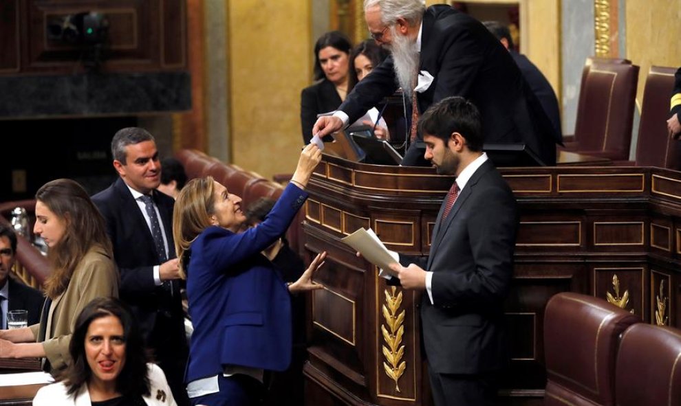 La candidata del PP a la Presidencia del Congreso, Ana Pastor  durante la votación para presidir la mesa junto al presidente de la Mesa de Edad, el diputado Agustín Zamarrón  durante la sesión constitutiva de la Cámara Baja. EFE/Ballesteros