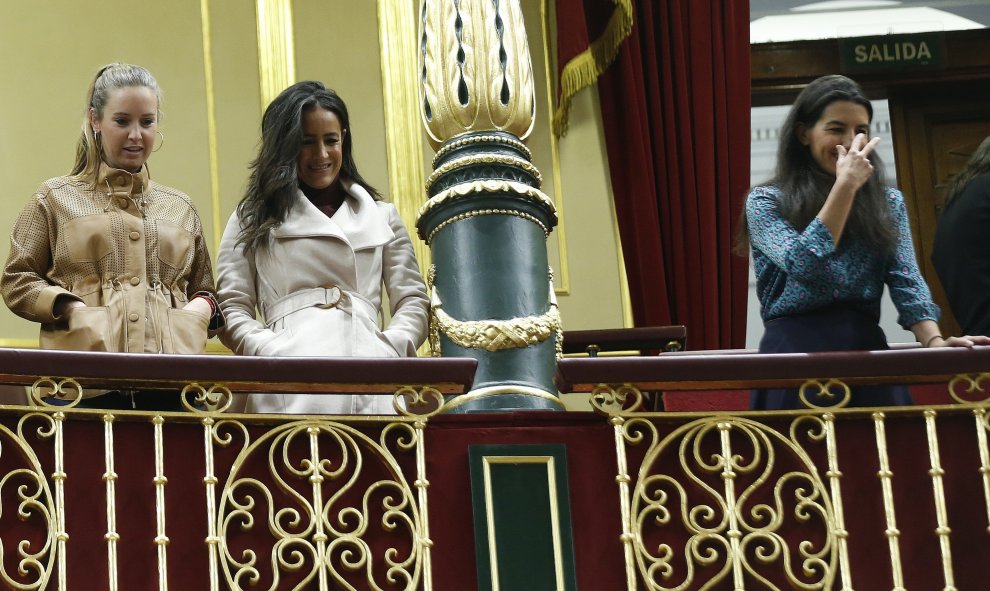 La vicealcaldesa de Madrid, Begoña Villacís (c), junto a la portavoz de la gestora de Ciudadanos, Melisa Rodríguez (i), y la portavoz de Vox en la Asamblea de Madrid, Rocío Monasterio (d), en la tribuna de invitados del Congreso, donde este jueves ha dado