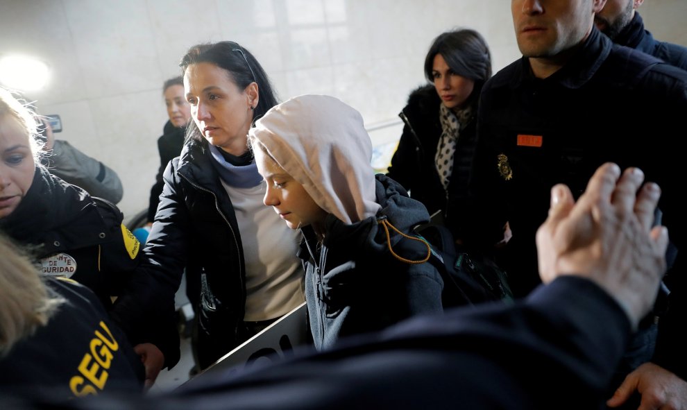 Greta Thunberg, escoltada por la Policía a su llegada a Madrid para asistir a la Marcha del Clima./ REUTERS