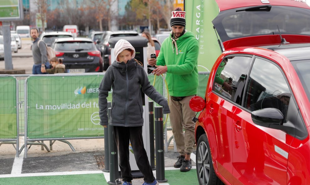 Greta Thunberg llega a la Cumbre del Clima en un coche eléctrico./ REUTERS