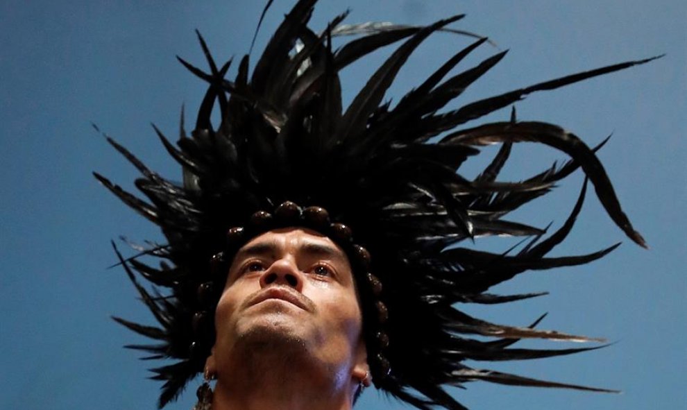 Un indígena participa en la inauguración del segmento de alto nivel de la Cumbre del Clima COP25, este martes en Madrid. EFE/Juan Carlos Hidalgo