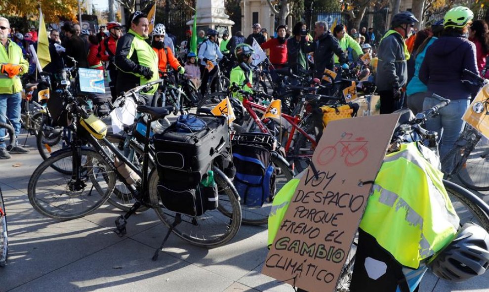 Manifestación en bicicleta (o empleando otro medio sostenible) por la lucha contra el cambio climático, celebrada este sábado por las calles de Madrid en el marco de los actos programados por la Cumbre Social por el Clima. EFE/Ballesteros