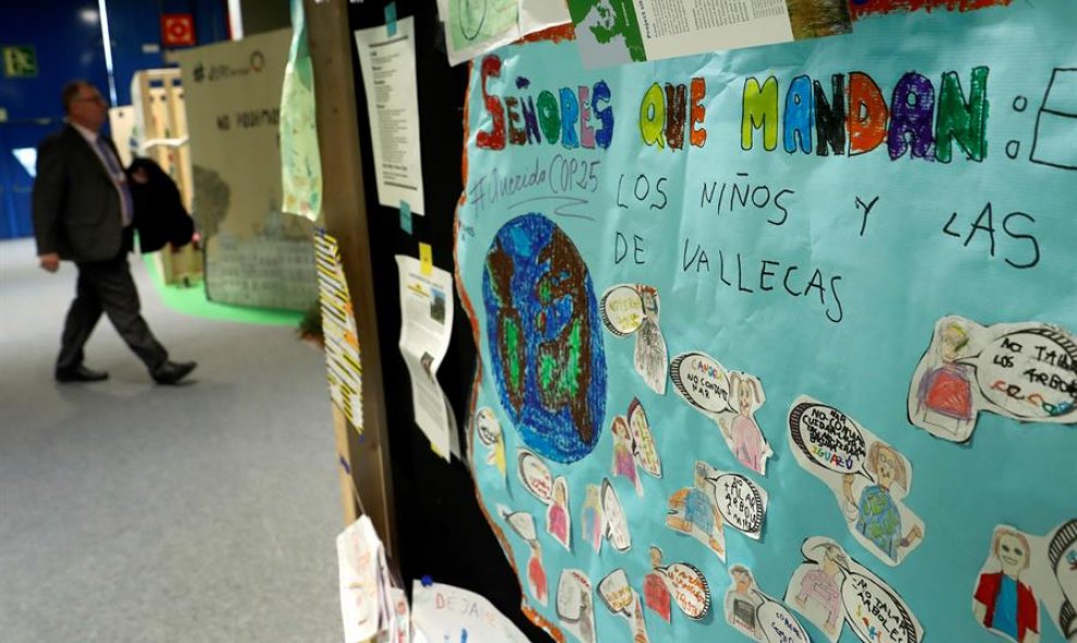 Niños de todo el mundo han remitido cartas para pedir a los políticos y asistentes a la reunión de Madrid que tomen las medidas necesarias un paso más para frenar el cambio climático y salvar el planeta: "querida COP25...". En las cartas expresan su inqui