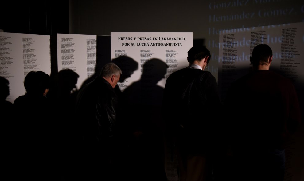 Los asistentes observan los carteles de memoriales de la Almudena y Carabanchel. / Fernando Sánchez