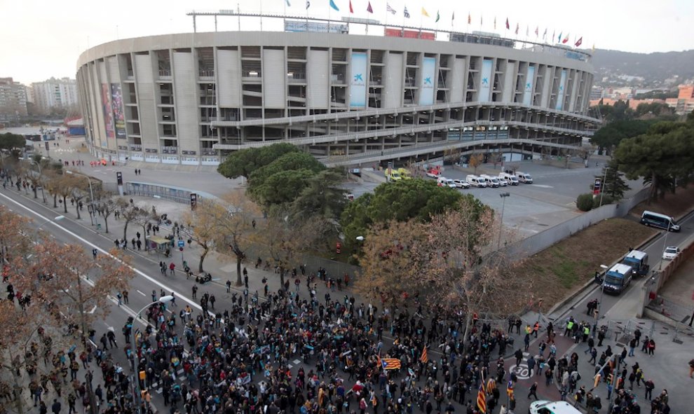 18/12/2019.- Vista aérea de la concentración de Tsunami Democràtic en los aledaños del Camp Nou antes del clásico. / EFE- MARTA PÉREZ