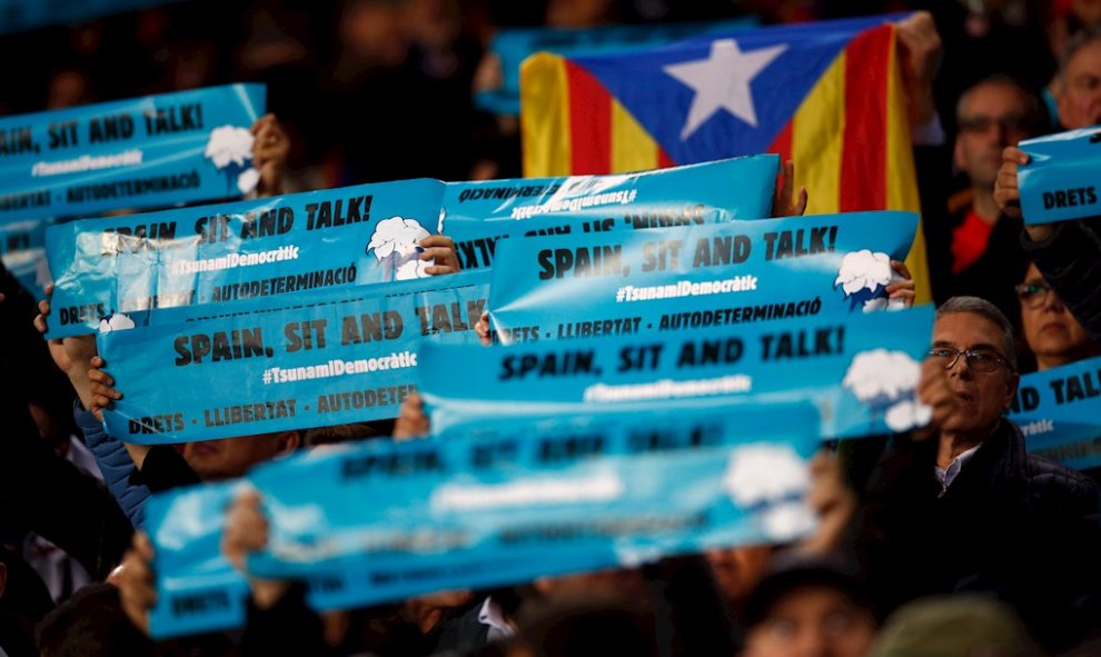 18/12/2019.-.Miles de aficionados levantan pancartas el Camp Nou. / EFE - ALEJANDRO GARCÍA