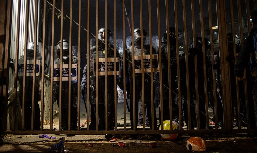 Los Mossos d'Esquadra en el Camp Nou durante los disturbios de la manifestación de Tsunami Democràtic. EUROPA PRESS